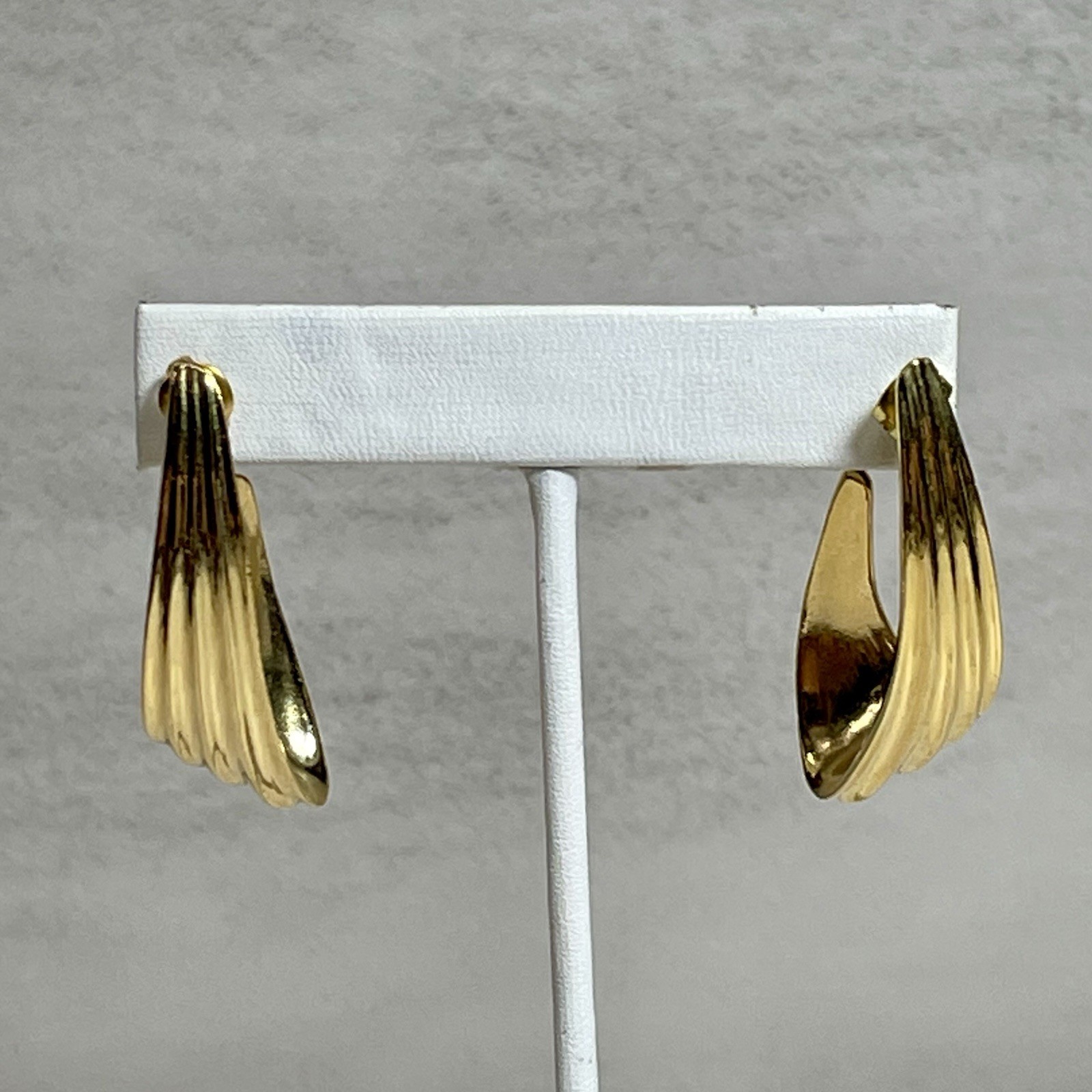 Vintage Trifari Gold Tone Ribbon Twist Hoop Earrings Modernist Signed Chunky 2”