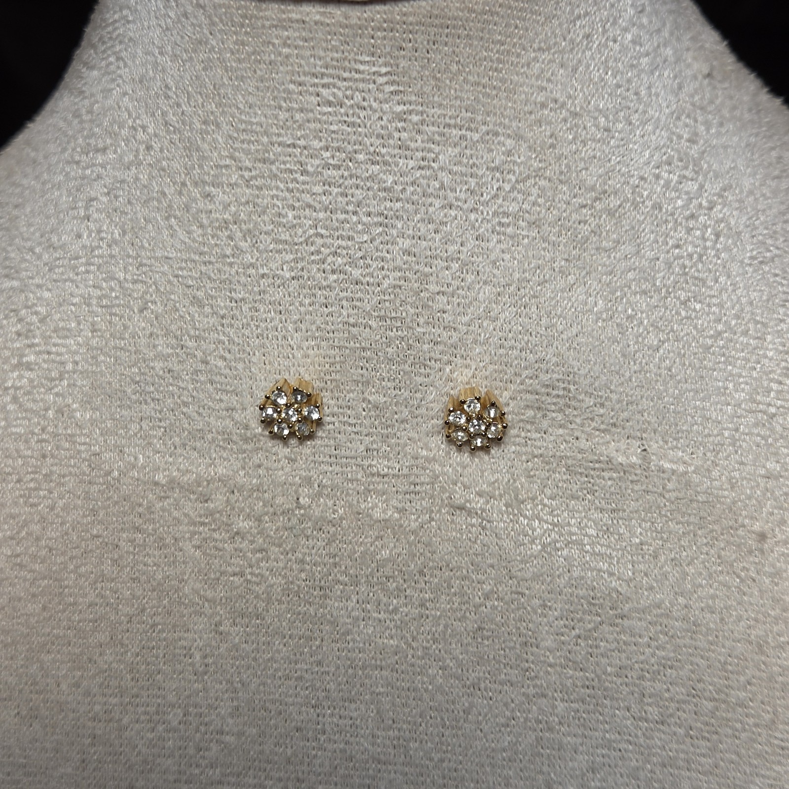 Beautiful Gold-tone Floral Crystal Stud Earrings With A Sparkling, Elegant…