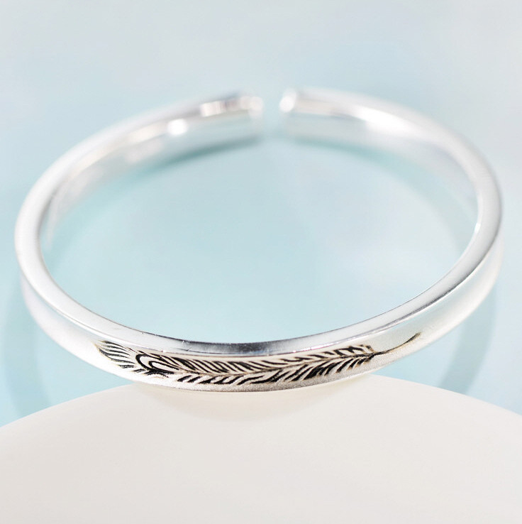 I01 Bangle Concave Domed Feather Fine Silver Silver 999