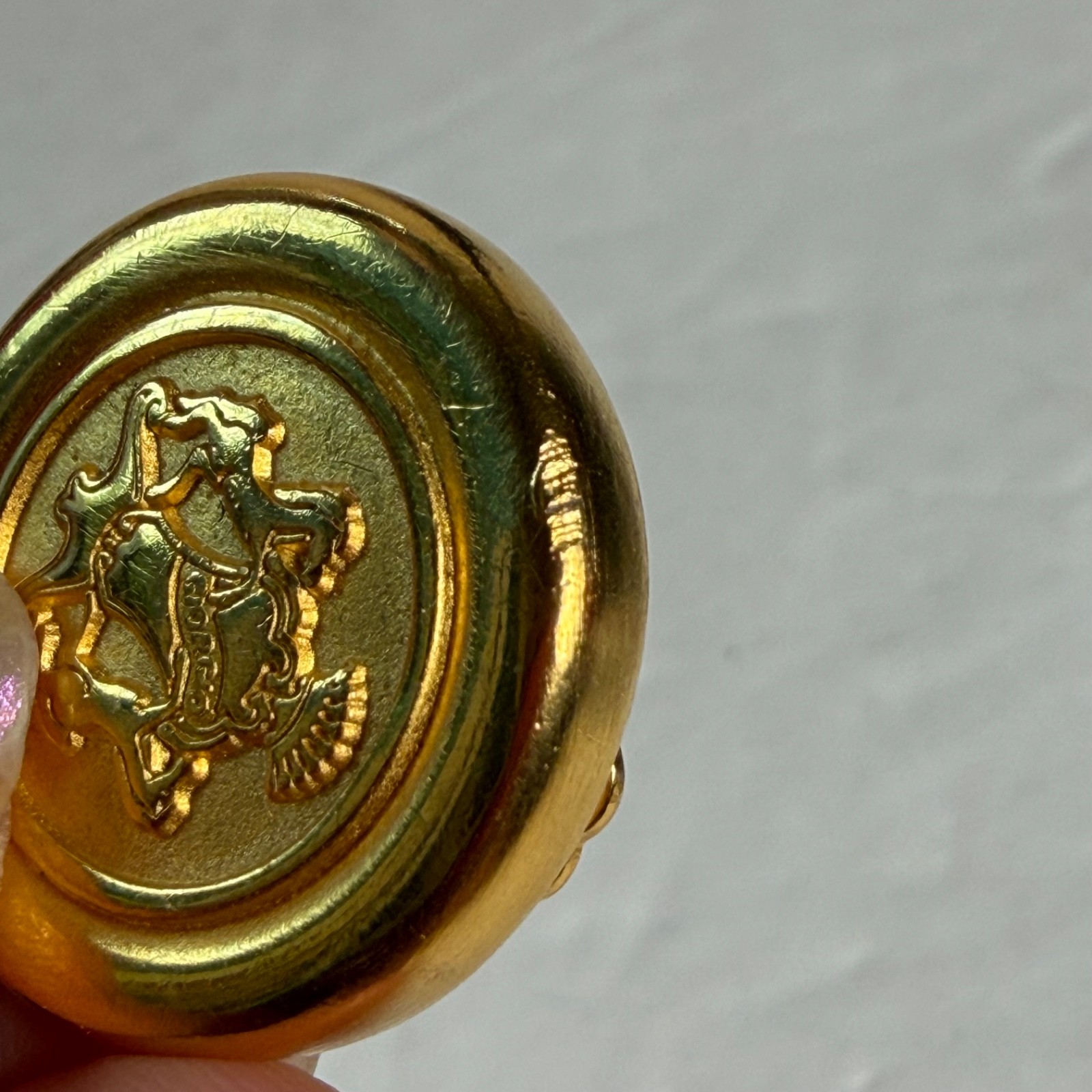 Vintage Giorgio Beverly Hills Gold Tone Crest Clip On Earrings 1″ Designer