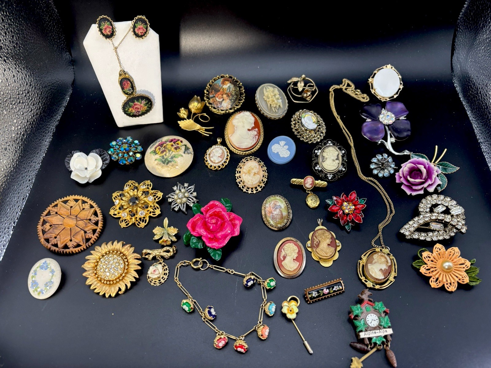 ESTATE VICTORIAN/ Art Deco /MCM WEARABLE Cameos Stick pins old Brooches 40 PCS