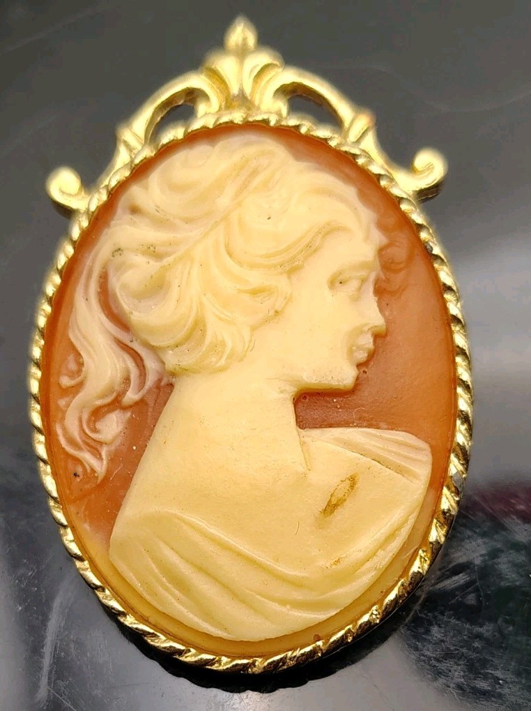 Vintage Sarah Coventry 1973 Cameo Lady Brooch Pin Pendant Gold Tone Signed SC 2″