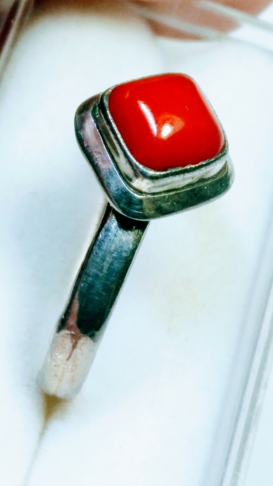 PLEASING NATURAL RED CORAL IN STERLING SILVER .925 RING SIZE BETWEEN 8.75-9.0