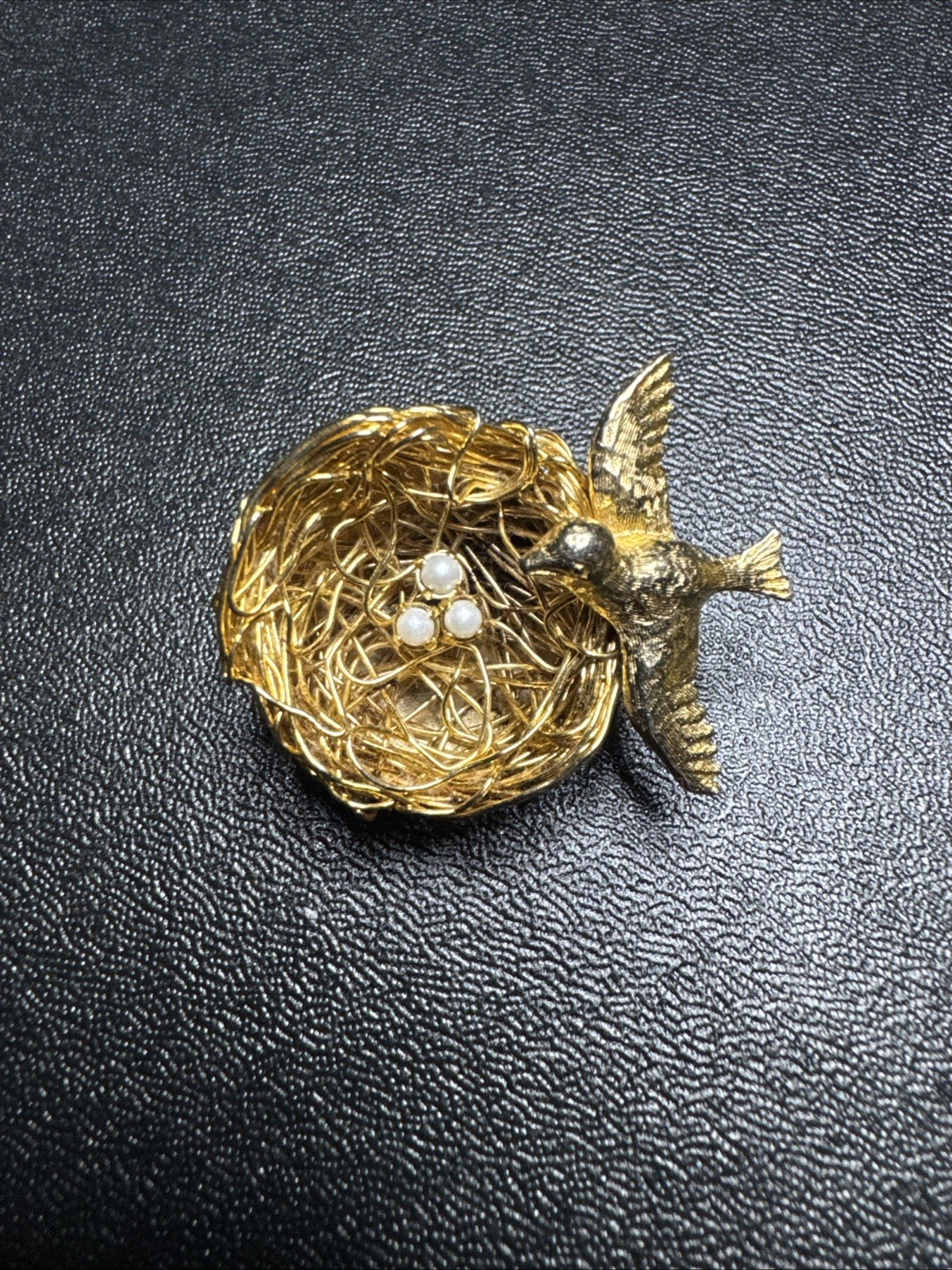 Vintage Jeanne Signed Bird’s Nest Faux Pearl Gold Tone Broach 1.5″ Brooch Pin