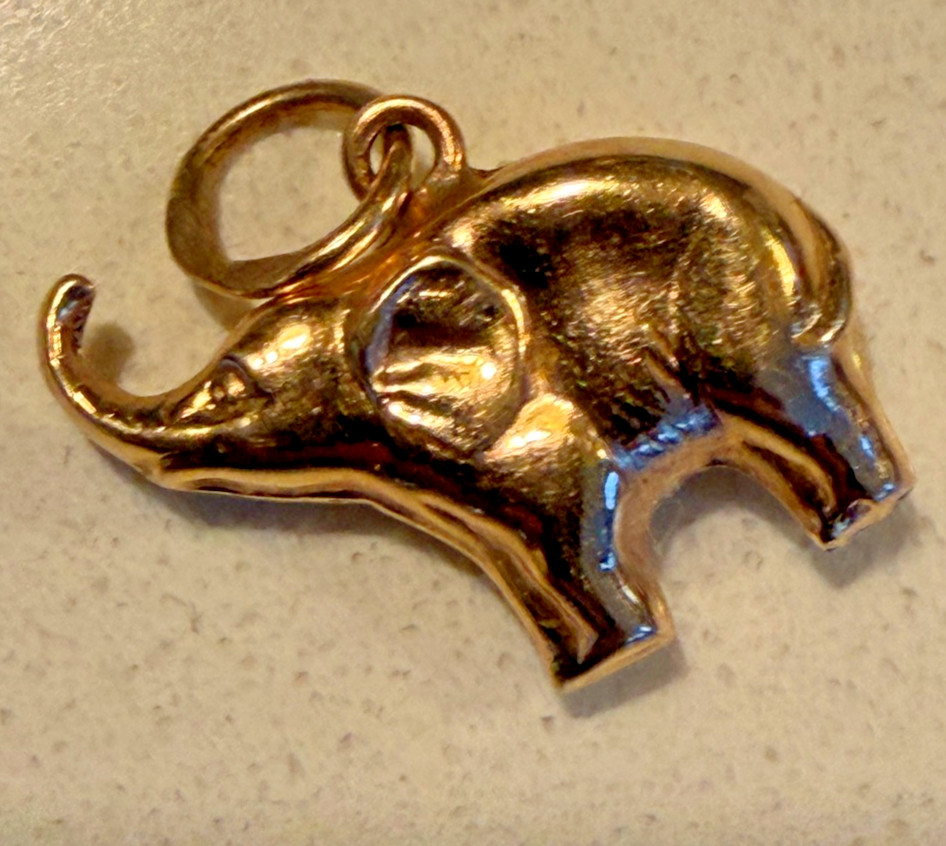 Vintage 3/4″ Solid 10kt Gold Elephant Pendant NOS NOI 0.5g
