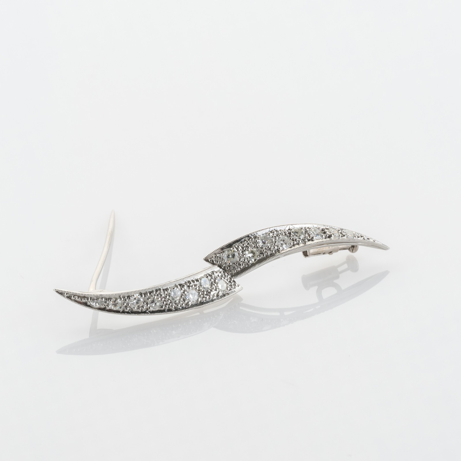 0.70 ct Diamond Brooch in 900 Platinum, Late Art Deco Design