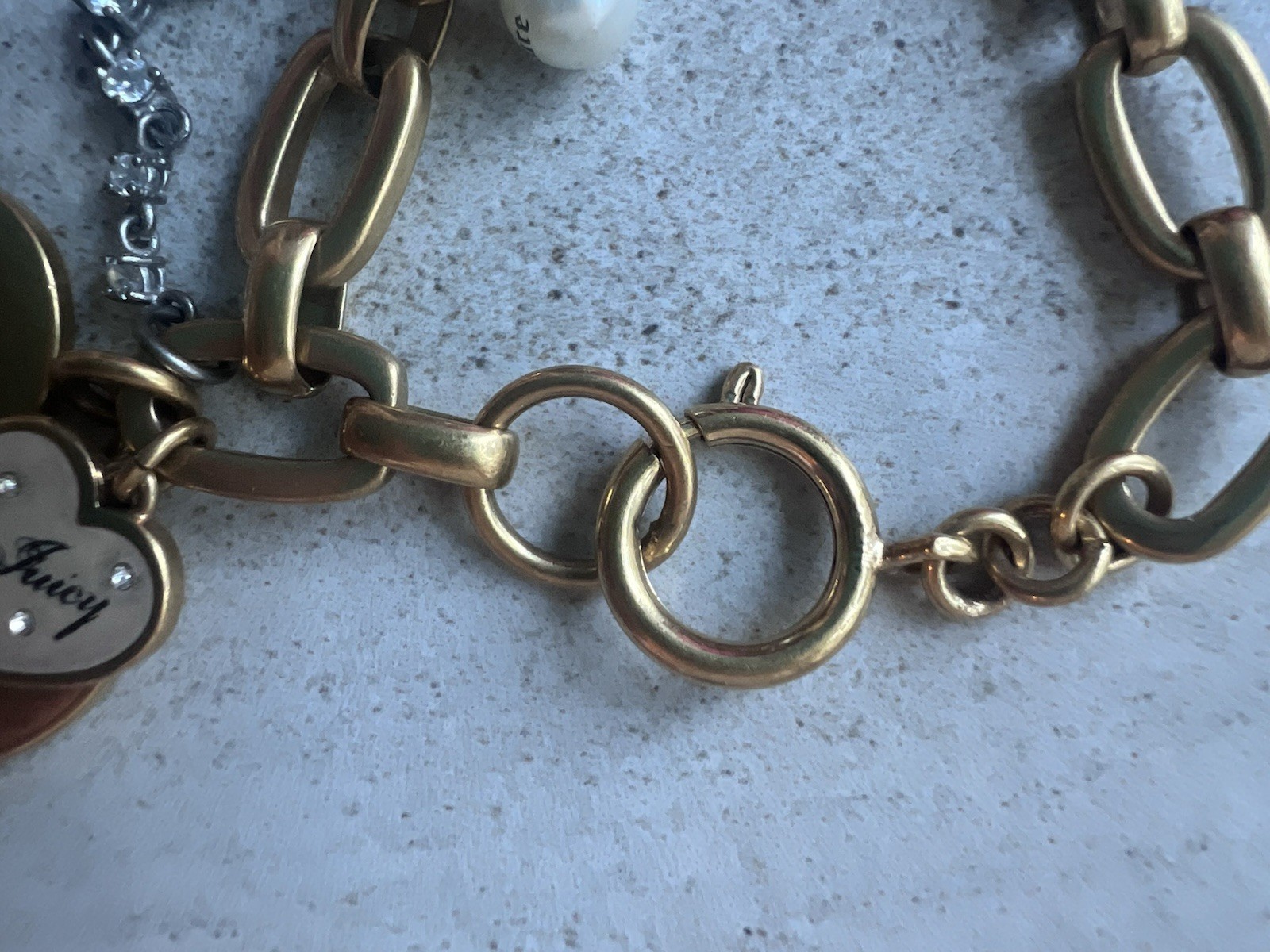 Juicy Couture Let Them Eat Couture Pearl Dangle Charm Bracelet Gold Tone 7.5” C5