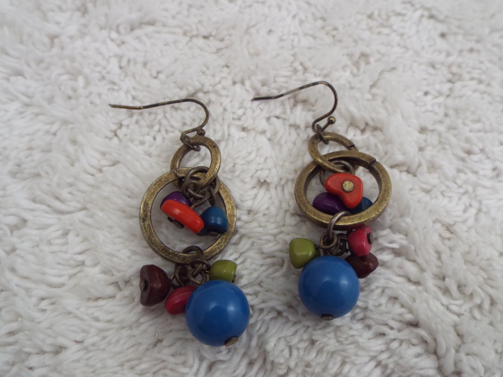Brasstone Red Blue Green Bead Pierced Earrings (J26)