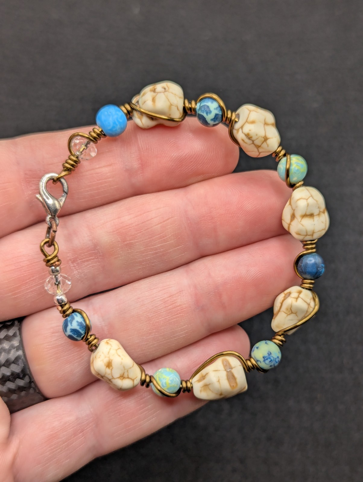 Women’s Stylish Mix White Blue Beaded Wire Wrapped Bracelet (16cm) S Wrist