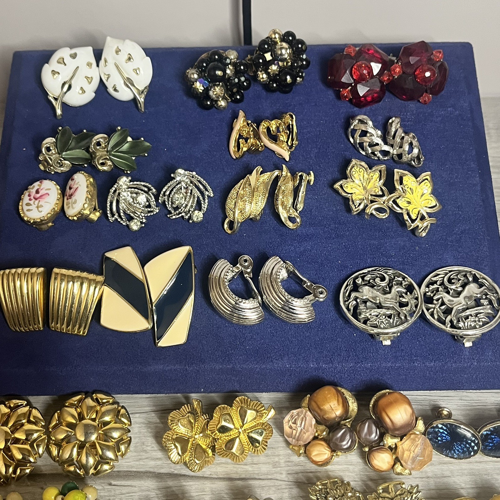 ESTATE JEWELRY 26 PAIR GOLD TONE CLIP SCREW BACK EARRINGS SIGNED/UNSIGNED