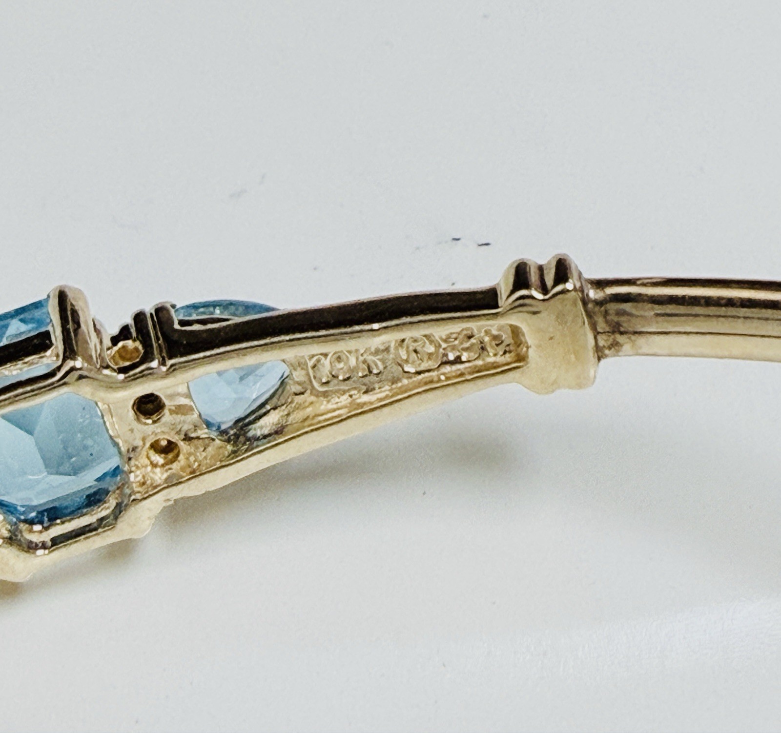10K Solid Yellow Gold Bracelet With Blue Gem & Diamonds ~ 7 inches ~ 6 Grams.