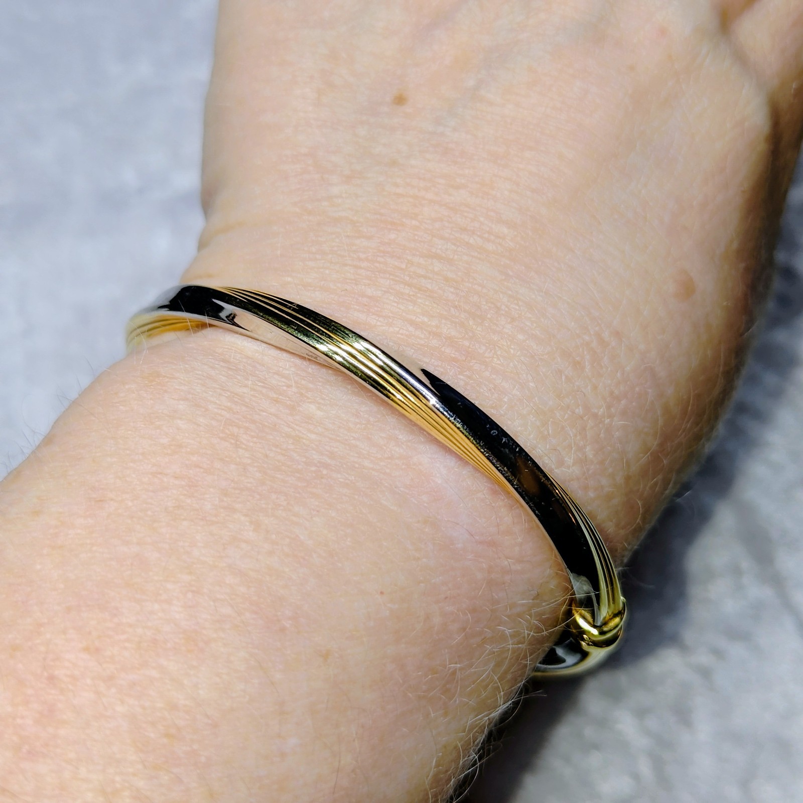 Stunning 9ct yellow & white gold twist hinged bangle with a locking clasp