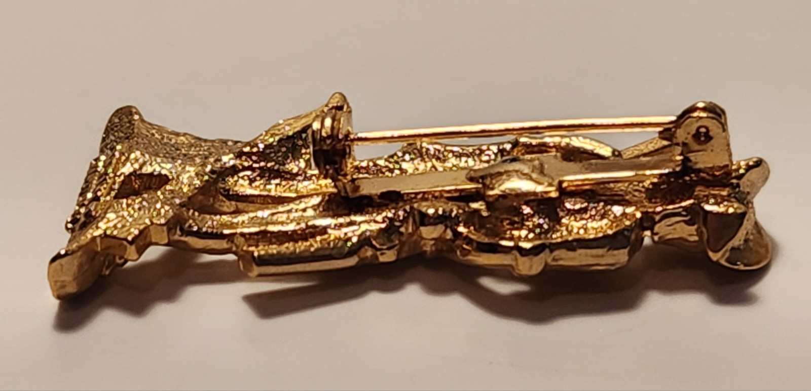 Vintage Minuteman Soldier w/Rifle Pin Gold Tone Cinerama Cranston As Pictured