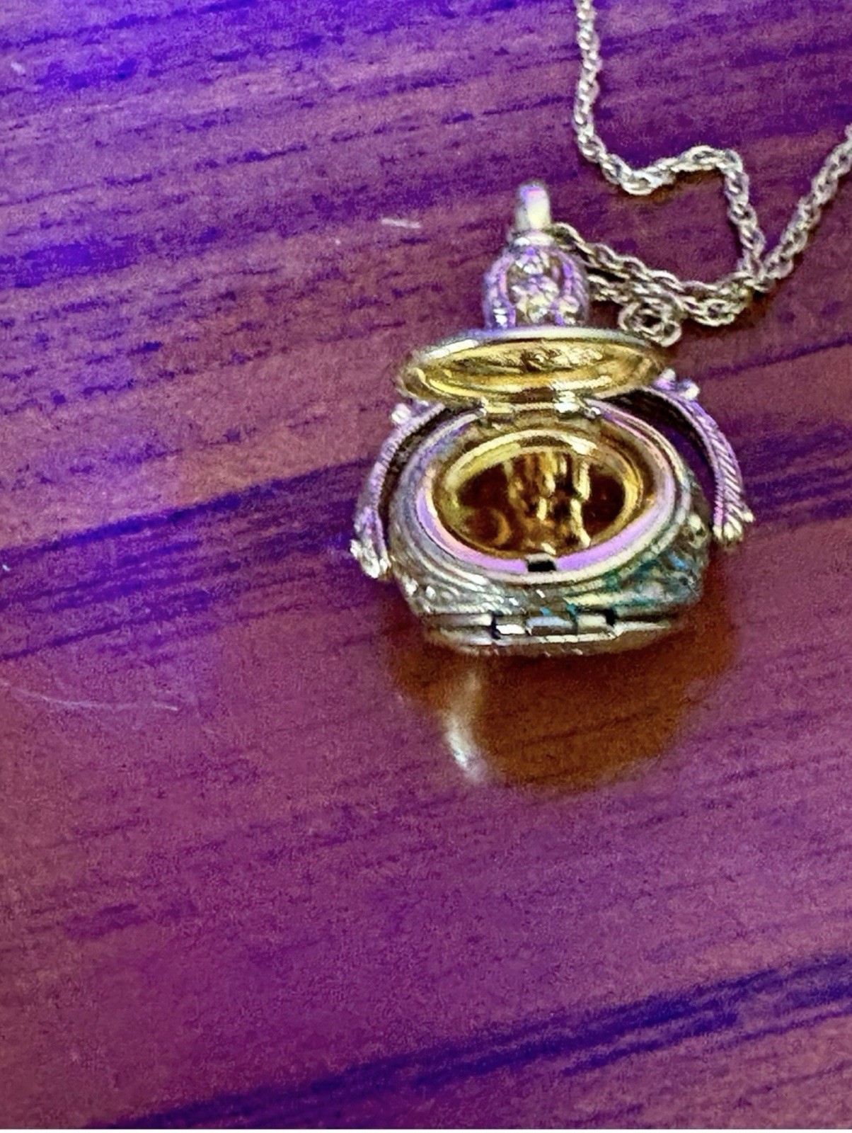 1928 Gold Spinner Floral Locket Pendant Necklace