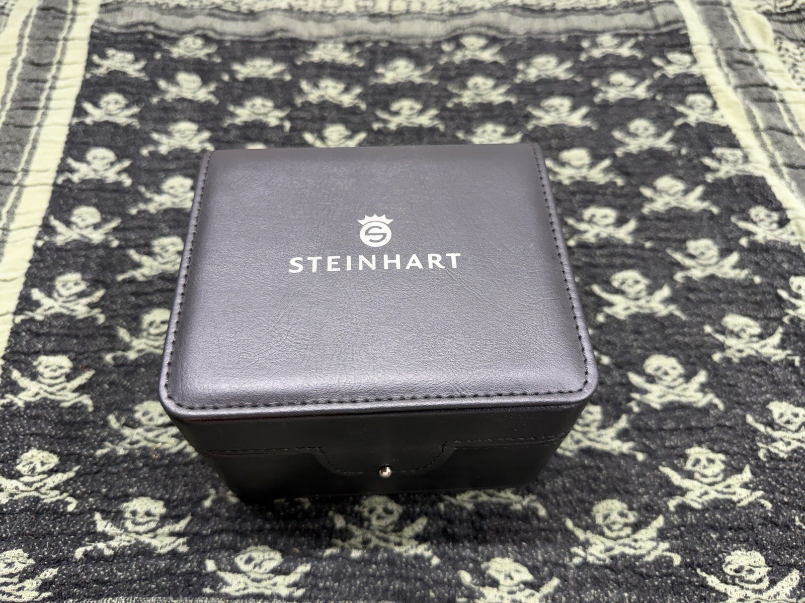 Steinhart Ocean One Automatic Diver 300m “Vintage Red”