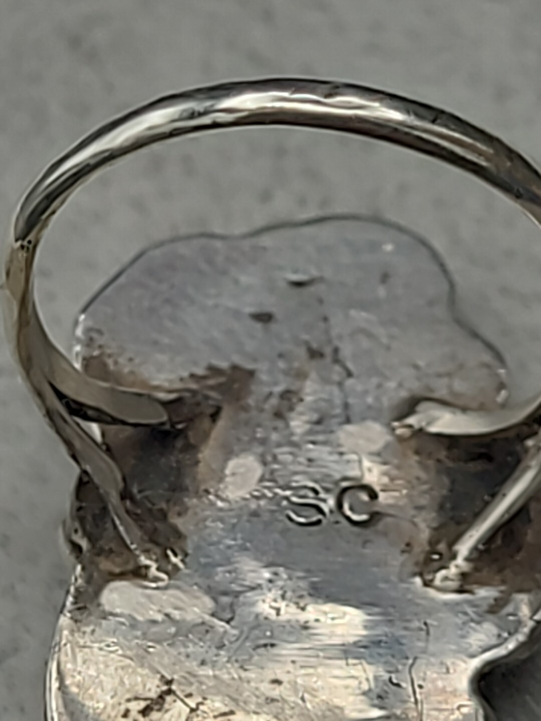 VINTAGE SOUTHWEST NATIVE AMERICAN RING SIGNED SC FOR SHARON CISCO REPAIRED BAND