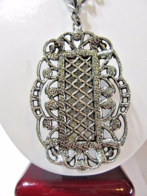 LUCITE BLACK GRAY/WHITE RECTANGLE DESIGN SILVER TONE PENDANT NECKLACE FANCY