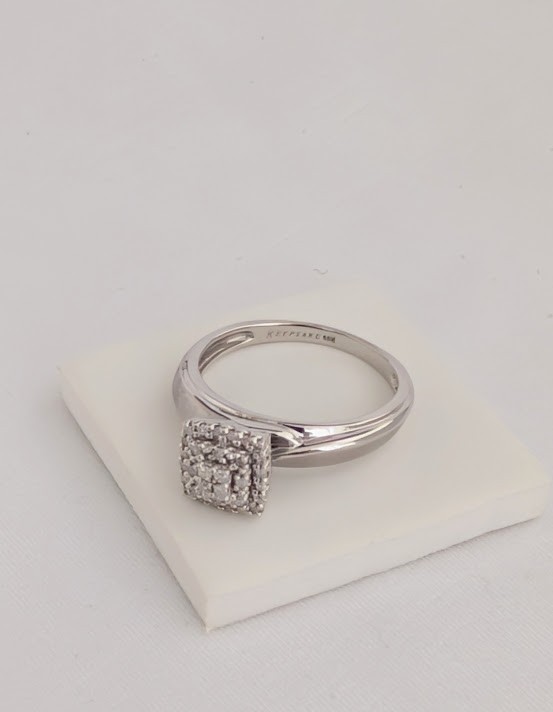 Keepsake Brand Diamond Ring 10K Gold 3.2 Grams Retail $1399 Make me An Offer!