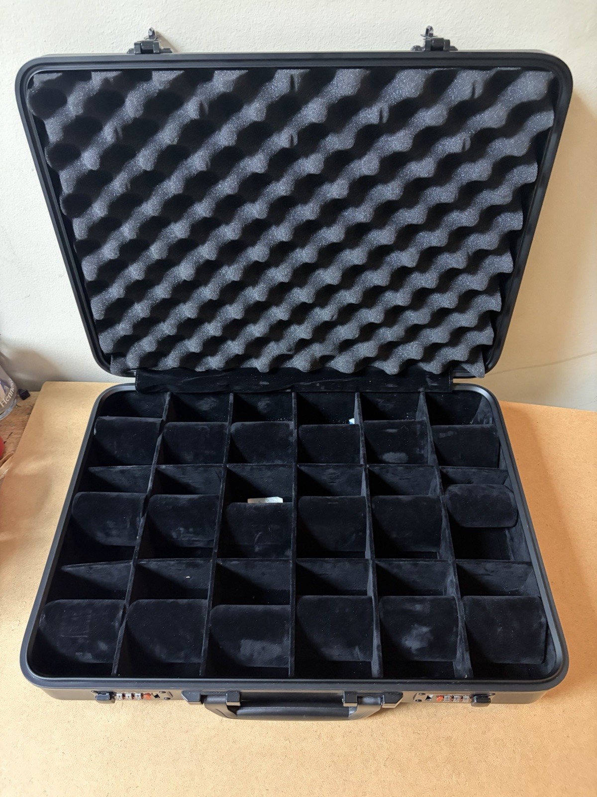 Invicta 18 Slot Black Reserve Edtn Aluminum Watch Case Briefcase Combo Lock EUC