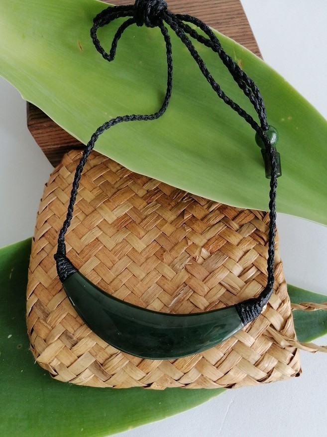 Beautiful New Zealand style Jade Polished Curve Pendant Necklace 69mm L Unisex
