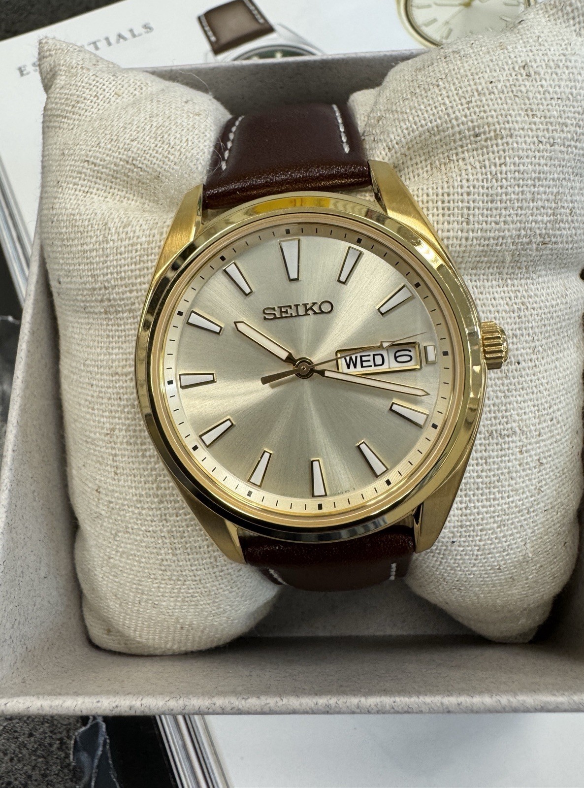 Seiko Quartz Classic Men’s Gold Tone Leather Strap Watch SUR450 Made In Japan