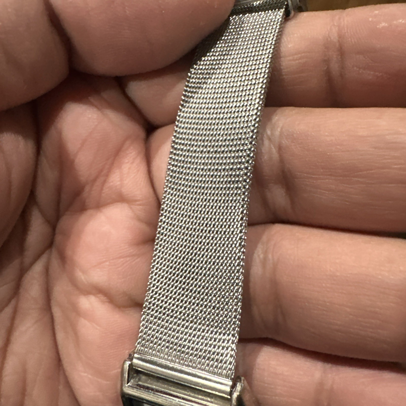 Working Unisex Silver Toned Mesh Buckle Band Analog Watch 26mm Fit 7.5in Runs
