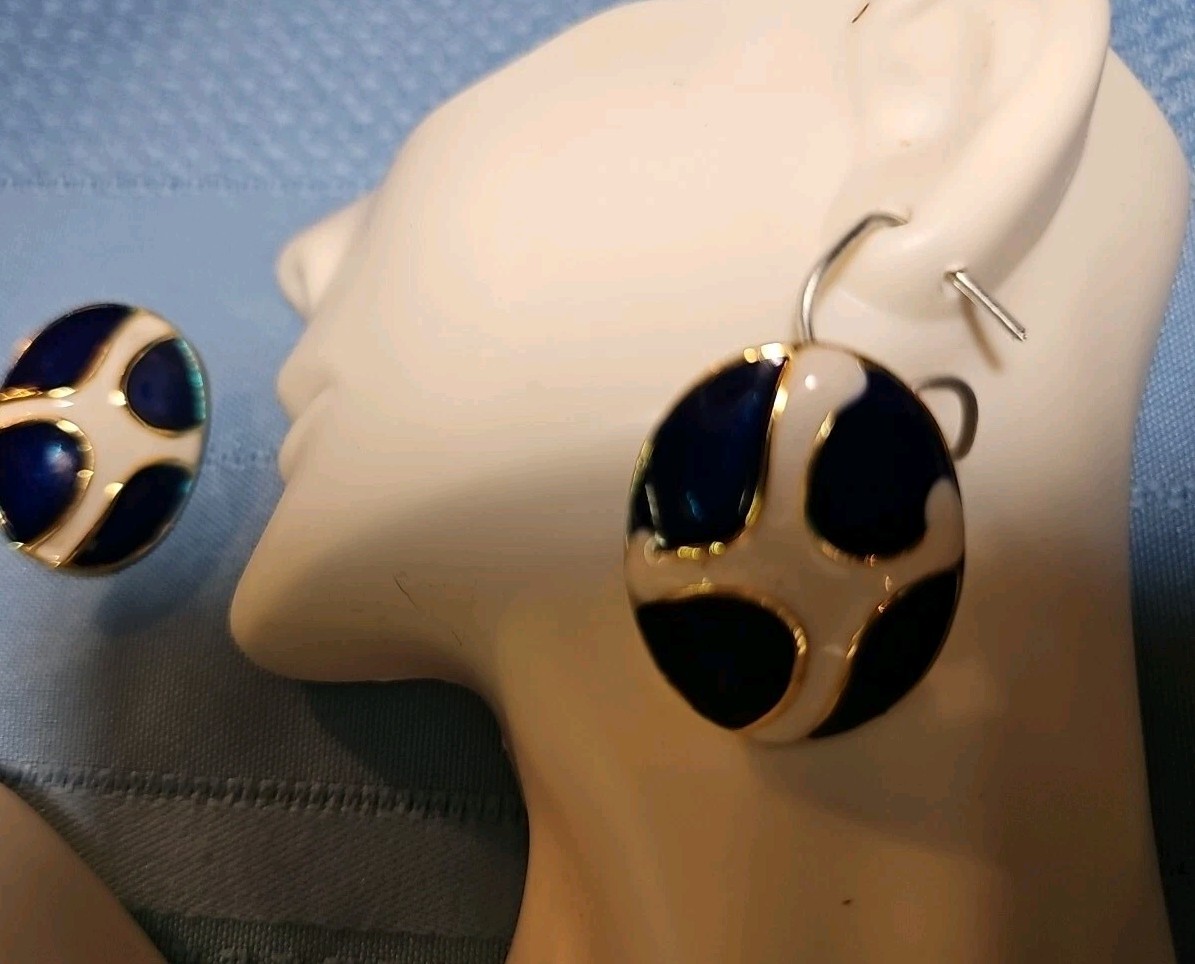 Vintage – Navy Blue,white Gold Tone Enamel clip-on Earrings