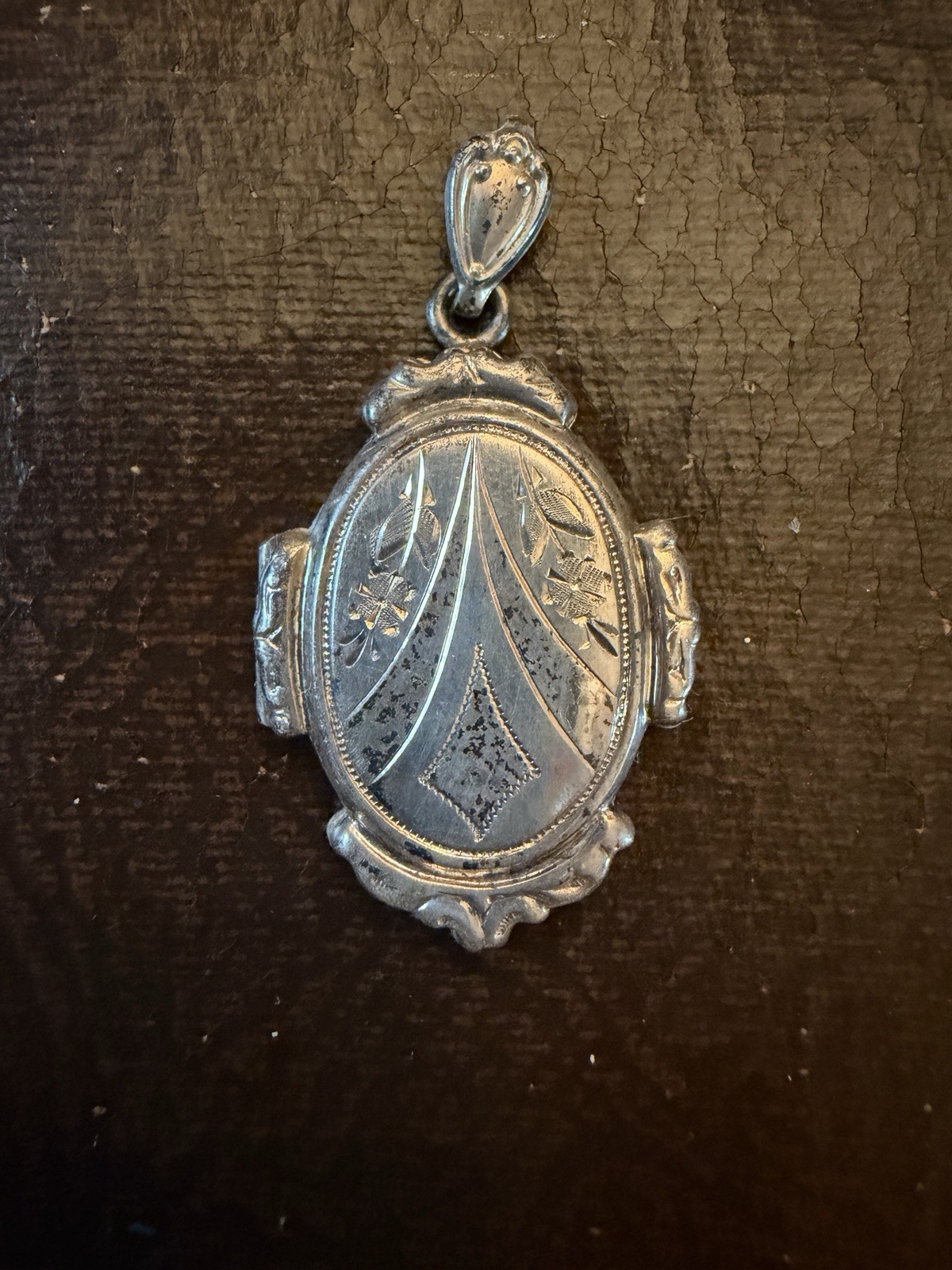 Antique Sterling Silver Locket By Bliss Brothers Co. c.1905–1925 Etched