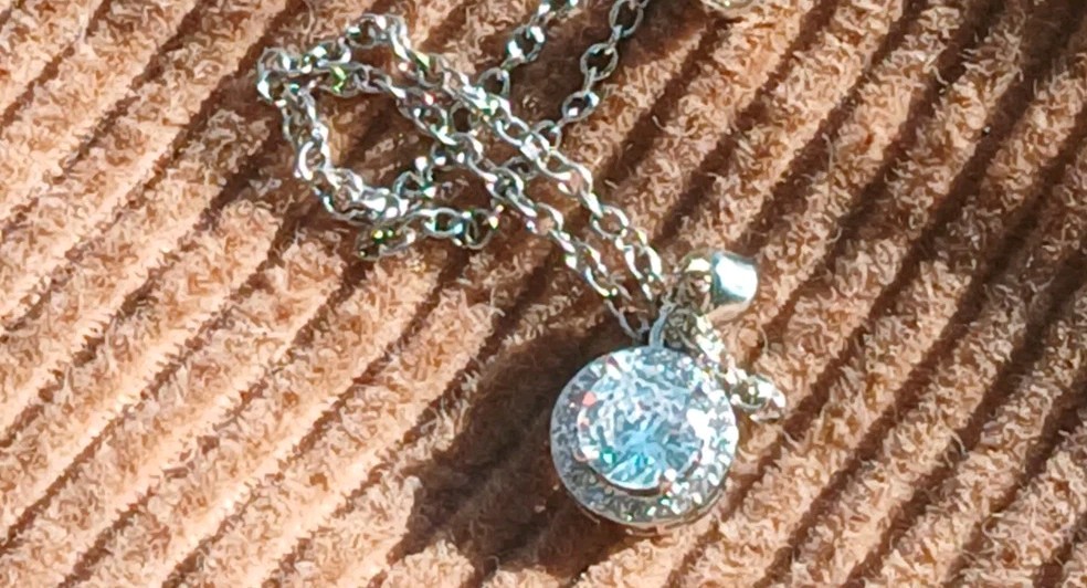 White glimmering Stone in Silvertone. Chain. Dainty Nice