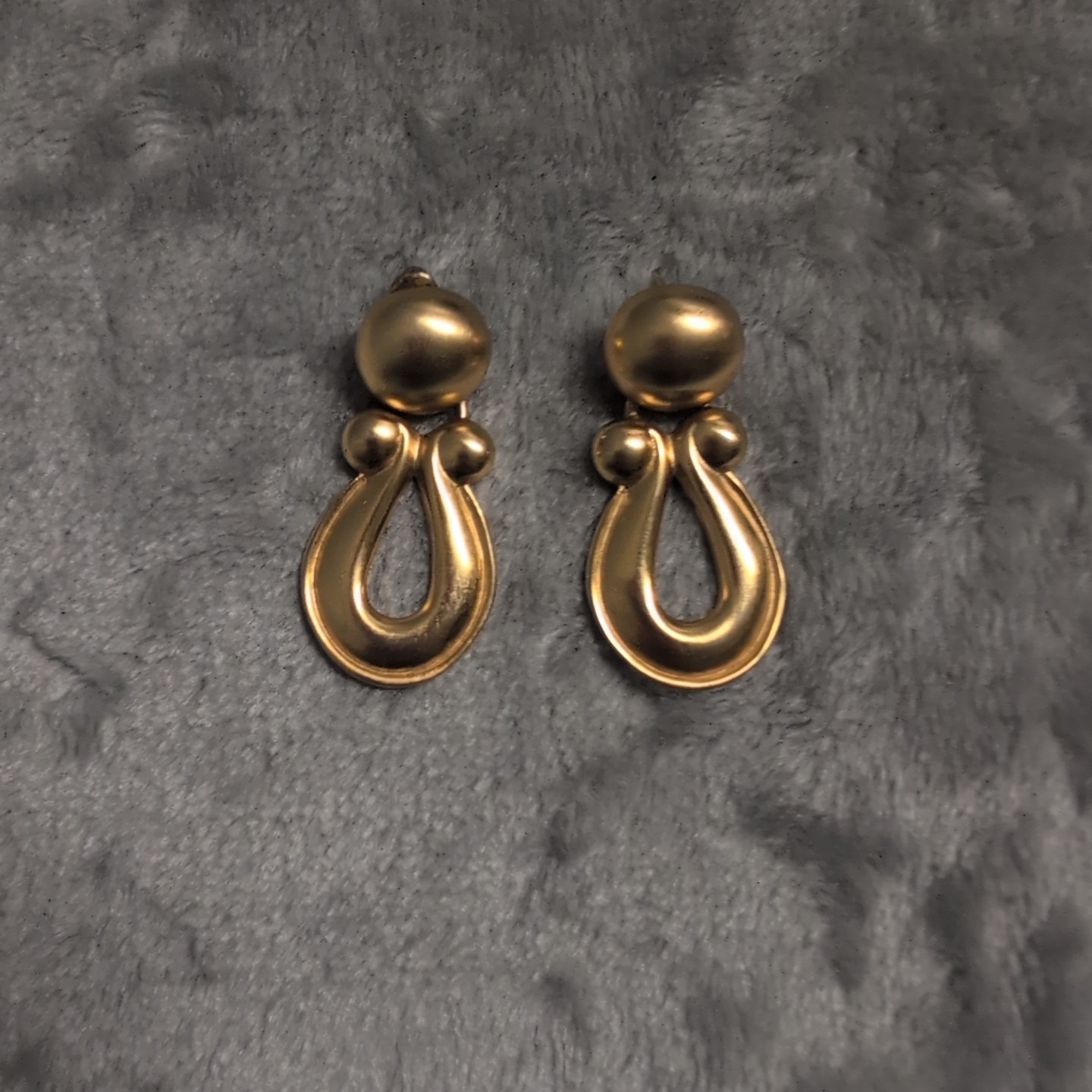 Vintage Pierced Earrings Unsigned Door Knockers 2″ Goldtone 1970-1980