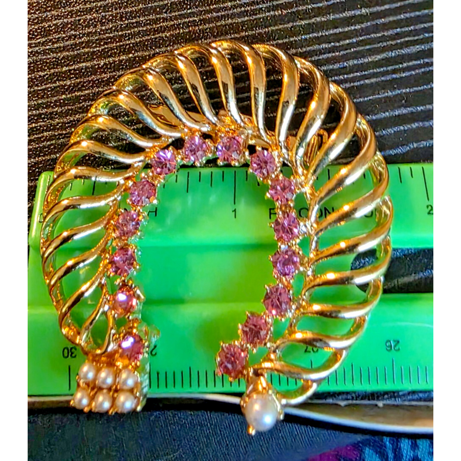 VINTAGE GERRY’S GOLD TONE PINK RHINESTONE PEARL HORSESHOE PIN BROOCH