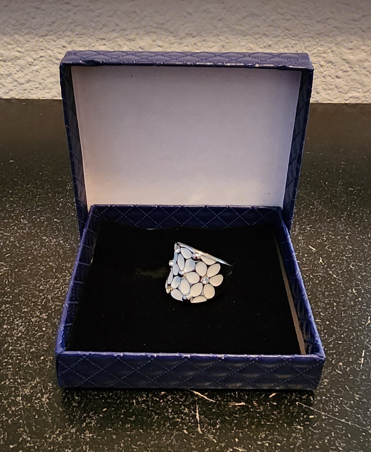 Elegant Temperament Band Ring With Flower Shape Pattern Oil Dripping Ring.