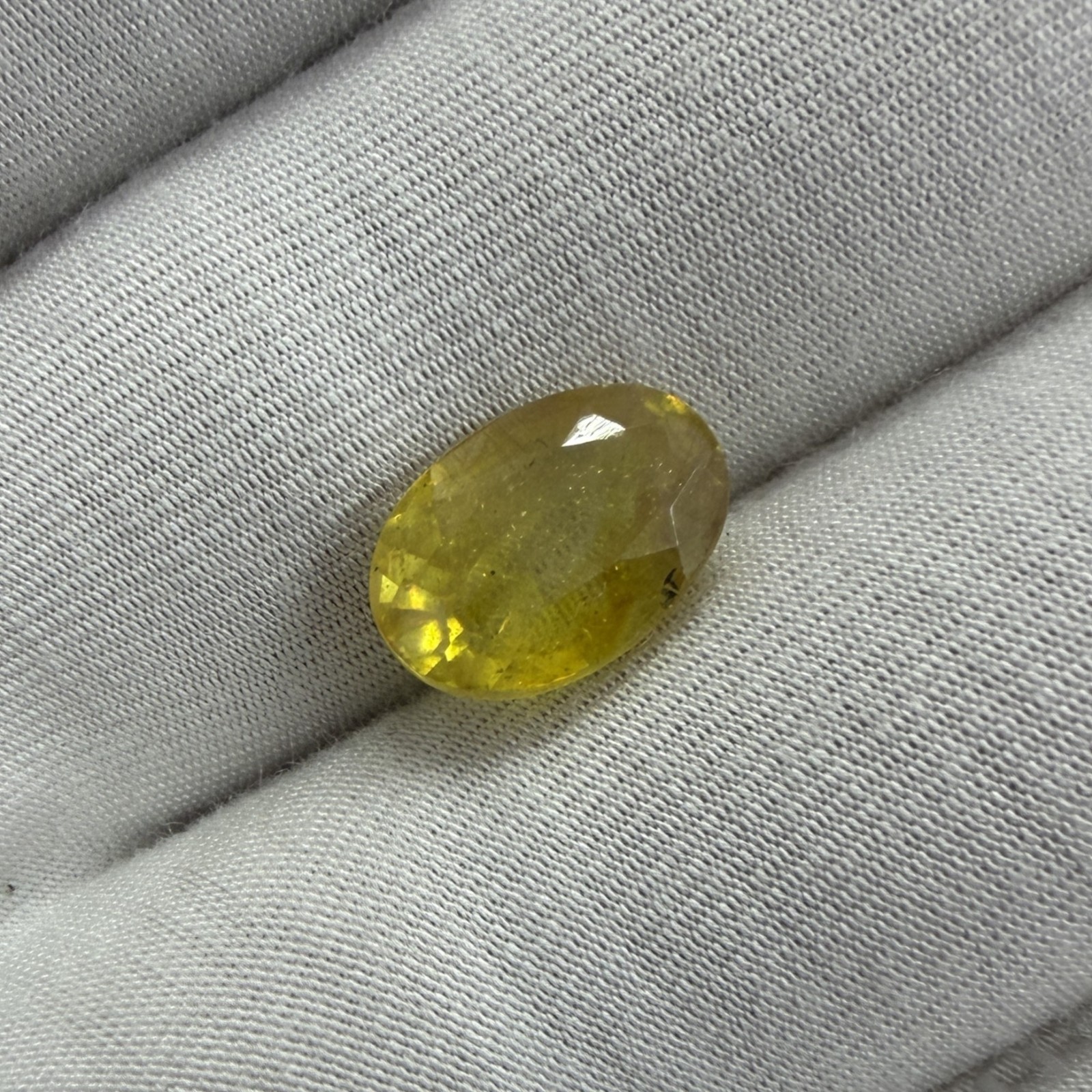 Natural Yellow Sapphire Oval Cut Loose Gemstone, Weight: 5.25 Carats