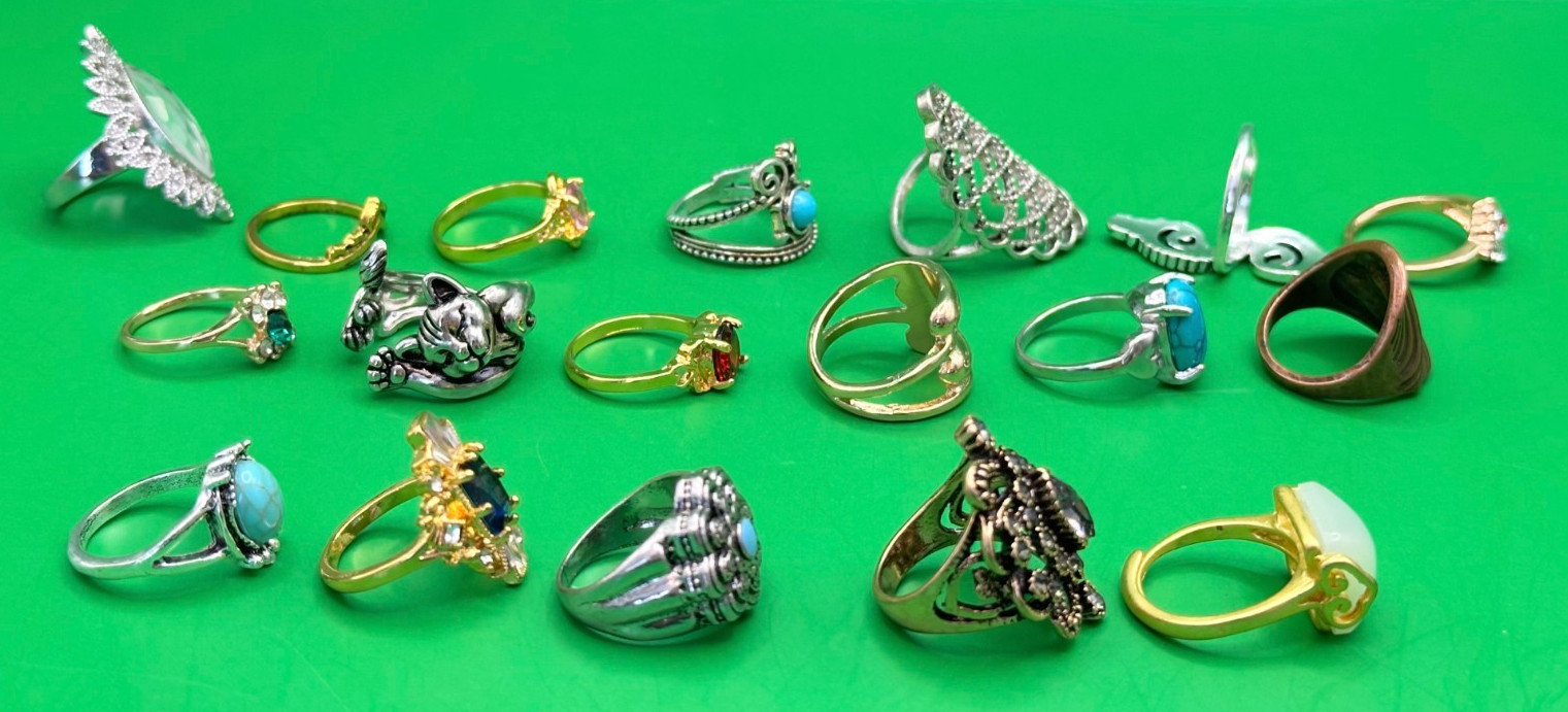 Lot 18 Fashion Rings Including 1 Premier Design Copper Tone Sizes 6 to 6.5 R-34
