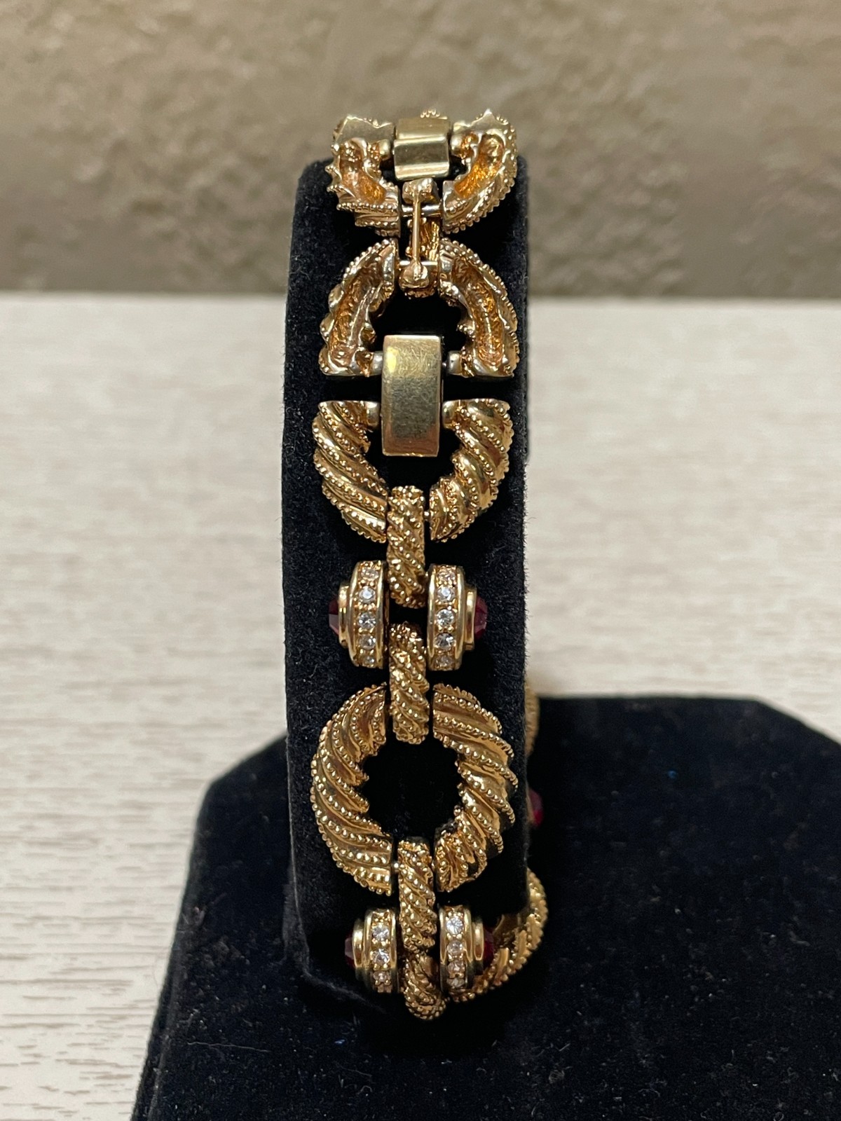 JACKIE KENNEDY HEAVILY TEXTURED RINGS WITH CLEAR AND RED RONDEL ENDCAPS BRACELET