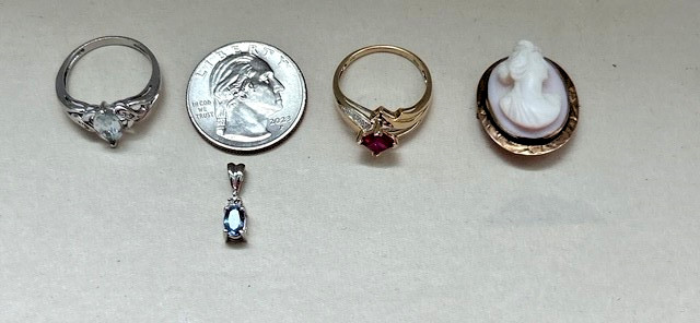 1OK GOLD BEAUTIFUL JEWELRY LOT OF 4.. CAMEO, GEMSTONE RINGS & PENDANT 9.6TW