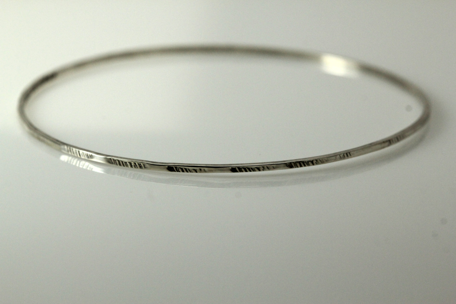 925 Sterling Silver 1.2mm Round Textured 7.75″ Bangle Bracelet 2.7grams (BR2977)