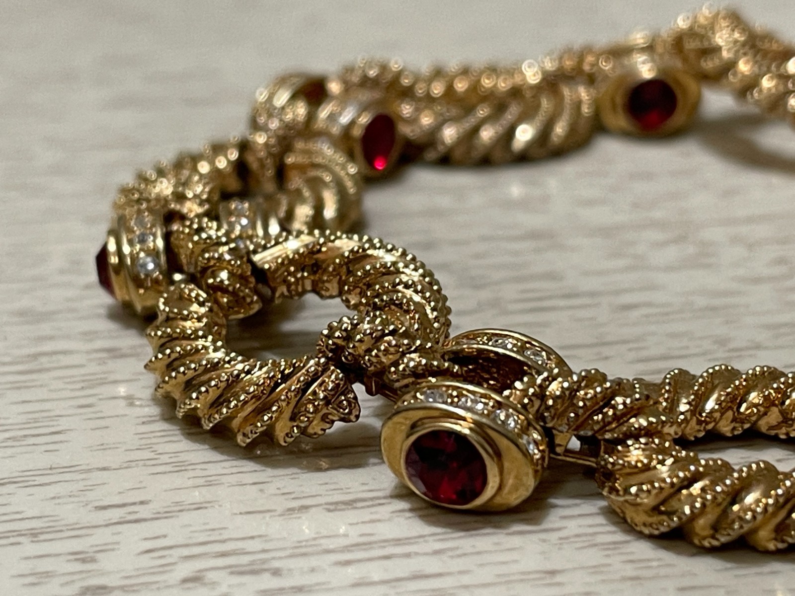 JACKIE KENNEDY HEAVILY TEXTURED RINGS WITH CLEAR AND RED RONDEL ENDCAPS BRACELET