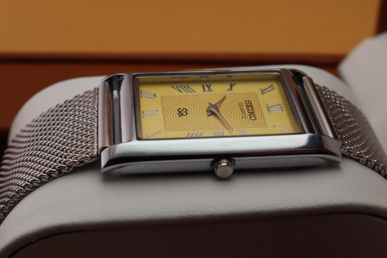 Vintage Seiko Slim Quartz Men’s Wrist Watch Yellow Dial with Silver Mesh Band