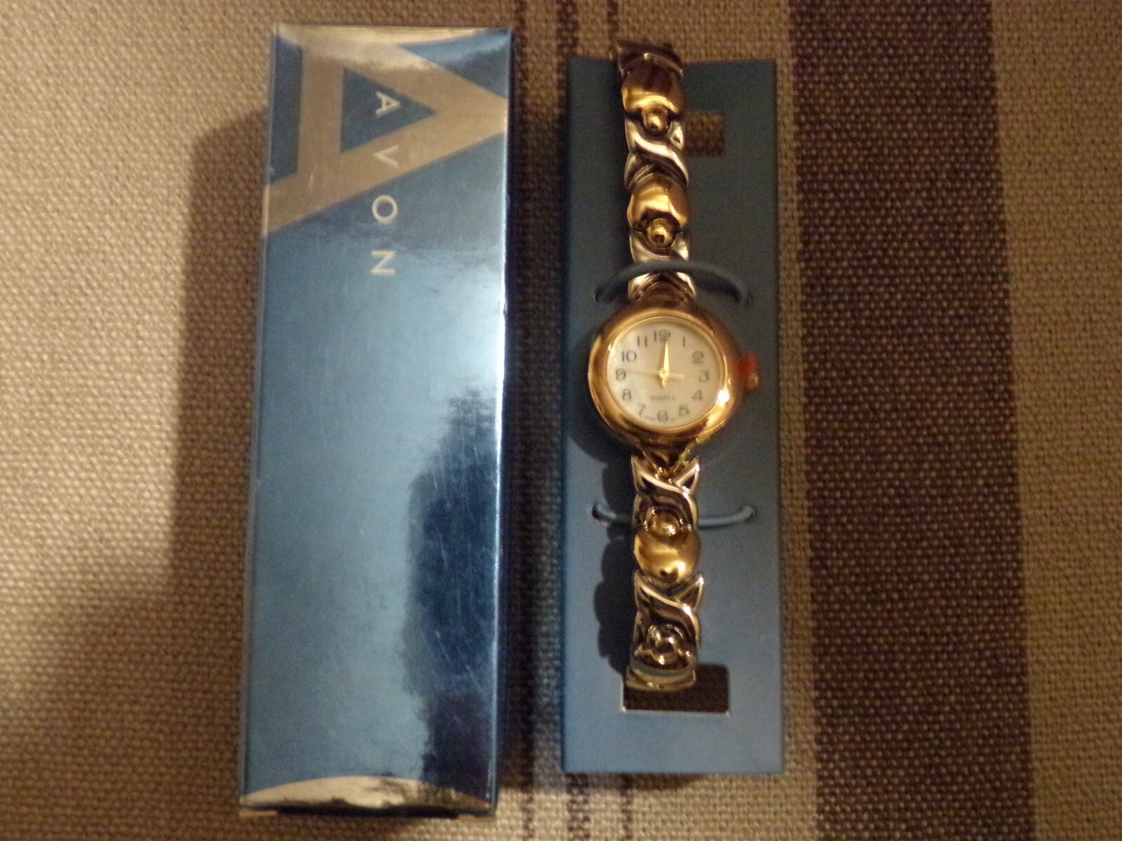 Avon Hugs and Kisses X’s & O’s Ladies Wristwatch in original box