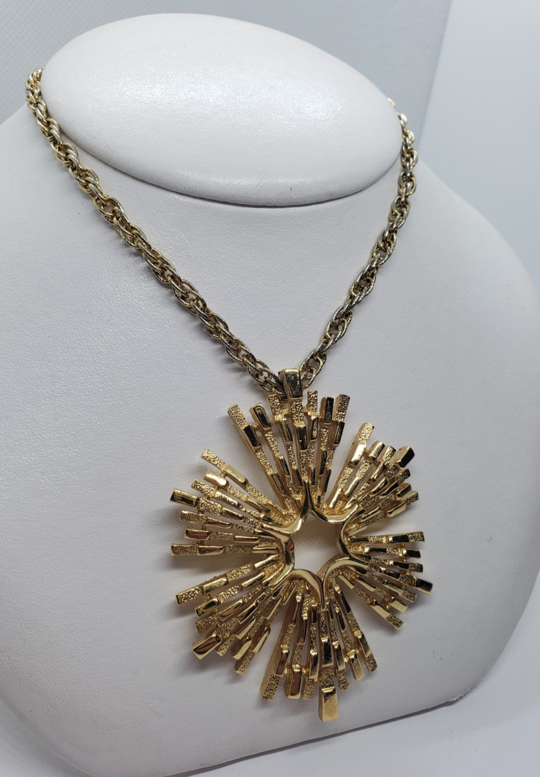 Vtg TRIFARI Goldtone Sunburst Modernist 60’s Glam Statement Pendant Necklace 25″