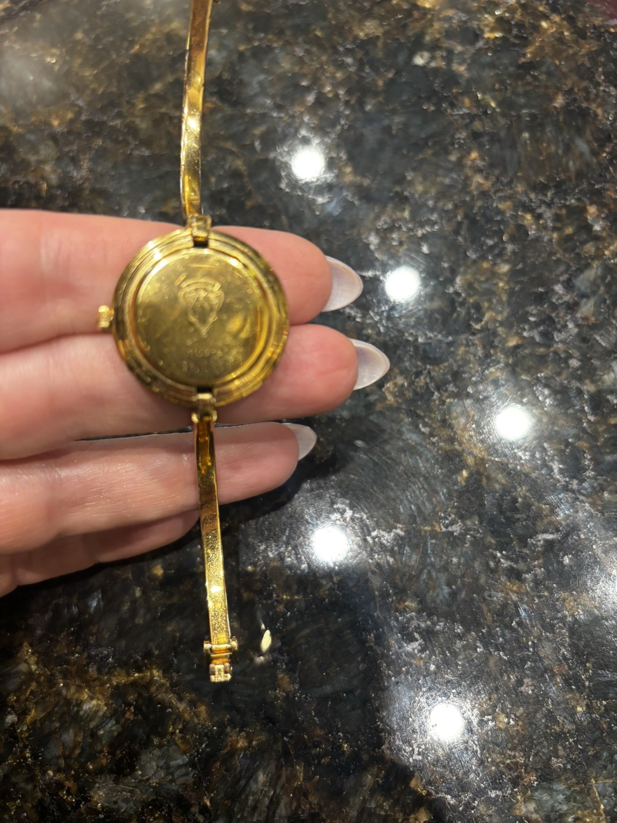 Gucci 1100L Change Bezel Gold White Quartz Women’s Watch Vintage/Sherry Line