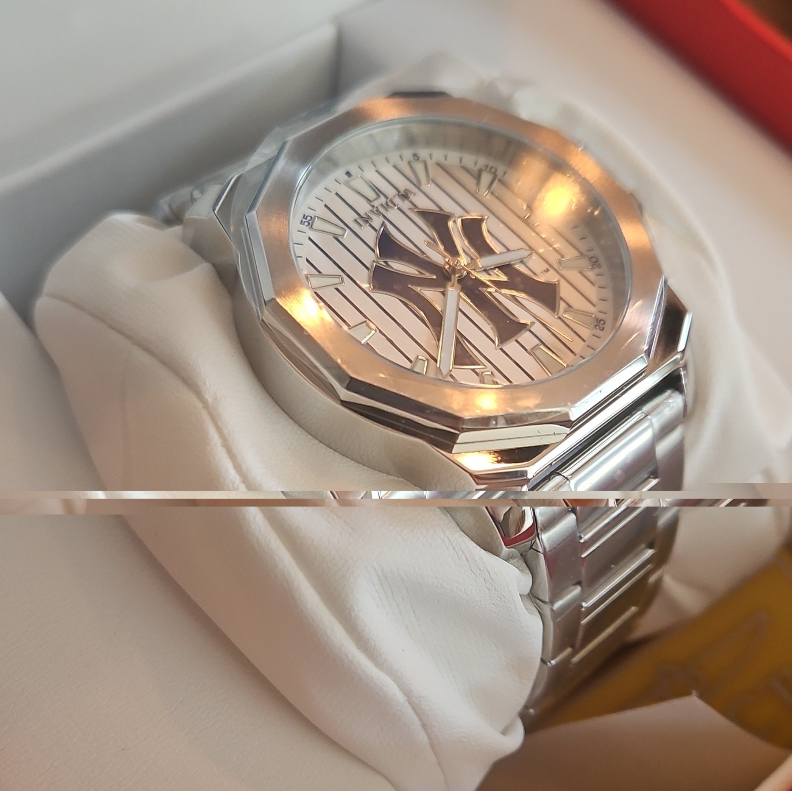 Invicta MLB Men’s New York Yankees Quartz Silver Stainless Bracelet Watch Box