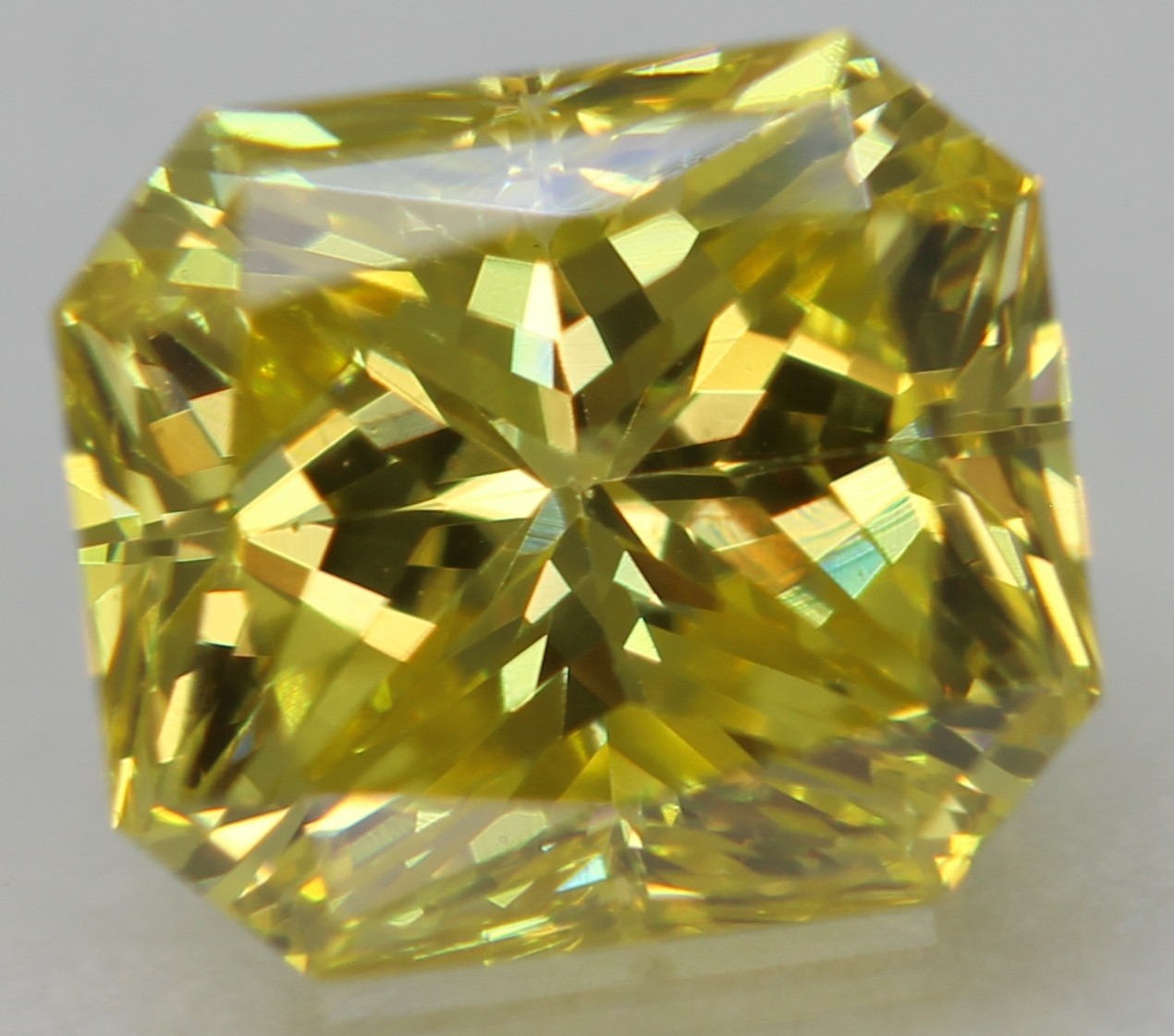Cert 0.86 Carat Canary Yellow VVS2 Radiant Natural Enhanced Diamond 5.33×4.69mm