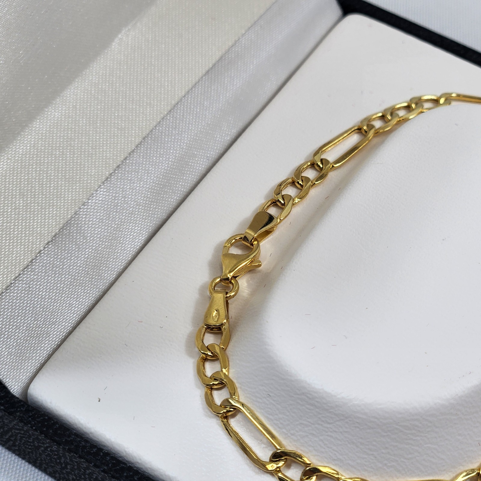 9ct Yellow Gold Figaro Bracelet | Length: 19cm / 7.5″ | Width: 4.5mm / 0.18″