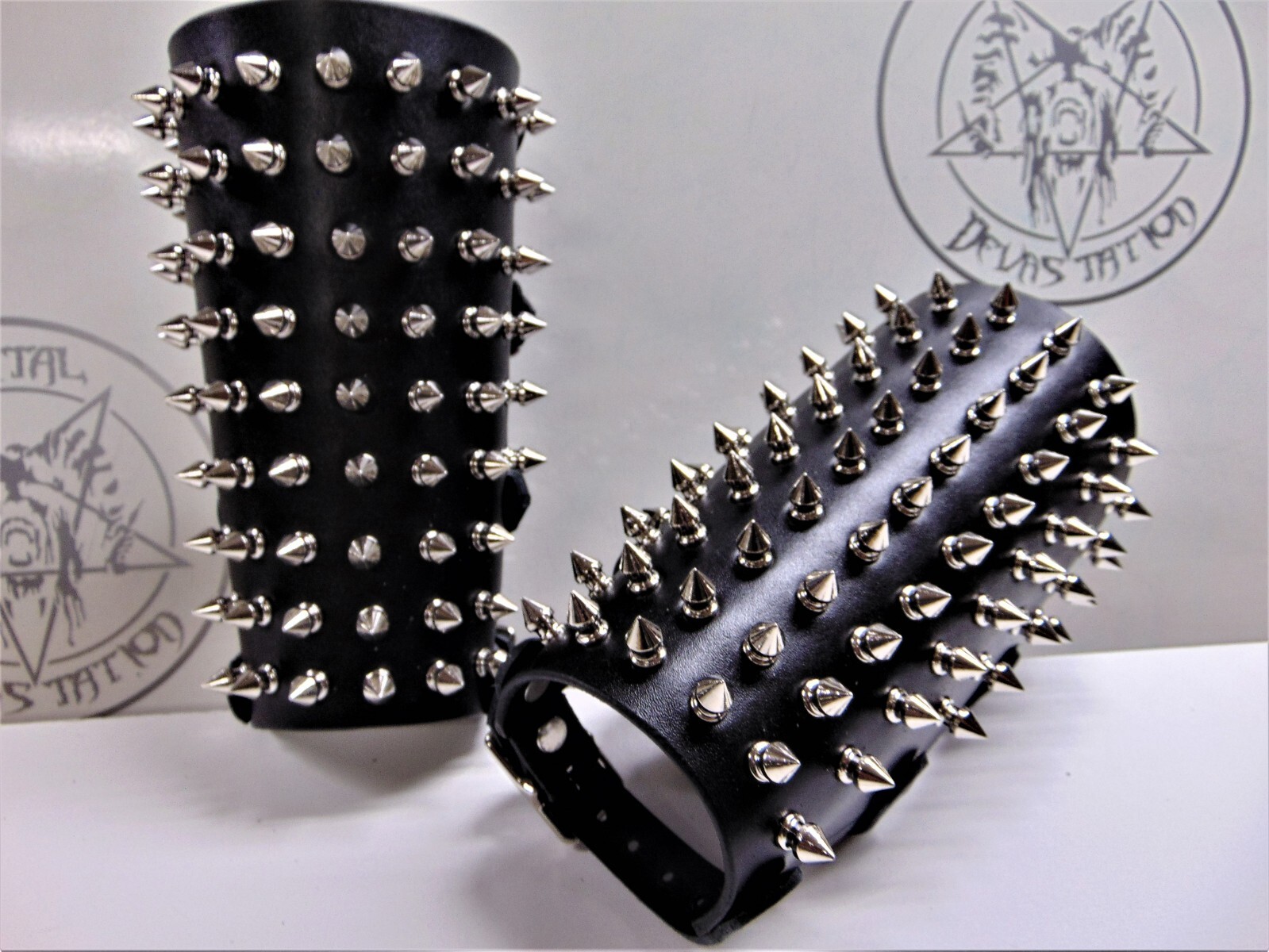 JUDAS ISCARIOT LEATHER SPIKED GAUNTLET BLACK METAL (MDLG0006)