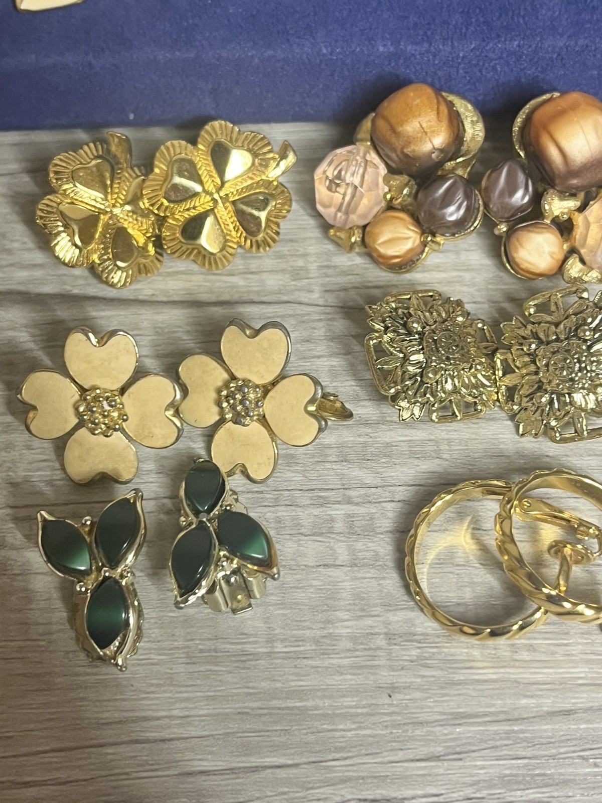 ESTATE JEWELRY 26 PAIR GOLD TONE CLIP SCREW BACK EARRINGS SIGNED/UNSIGNED