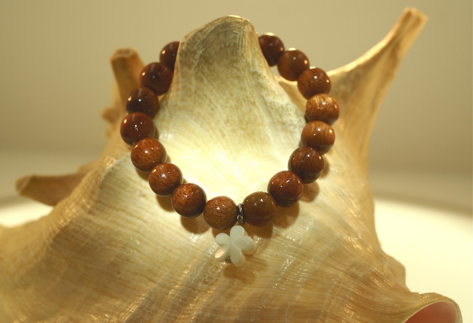 10MM HAWAIIAN KOA WOOD ROUND BALL BEAD & CARABAO BONE PLUMERIA STRETCH BRACELET