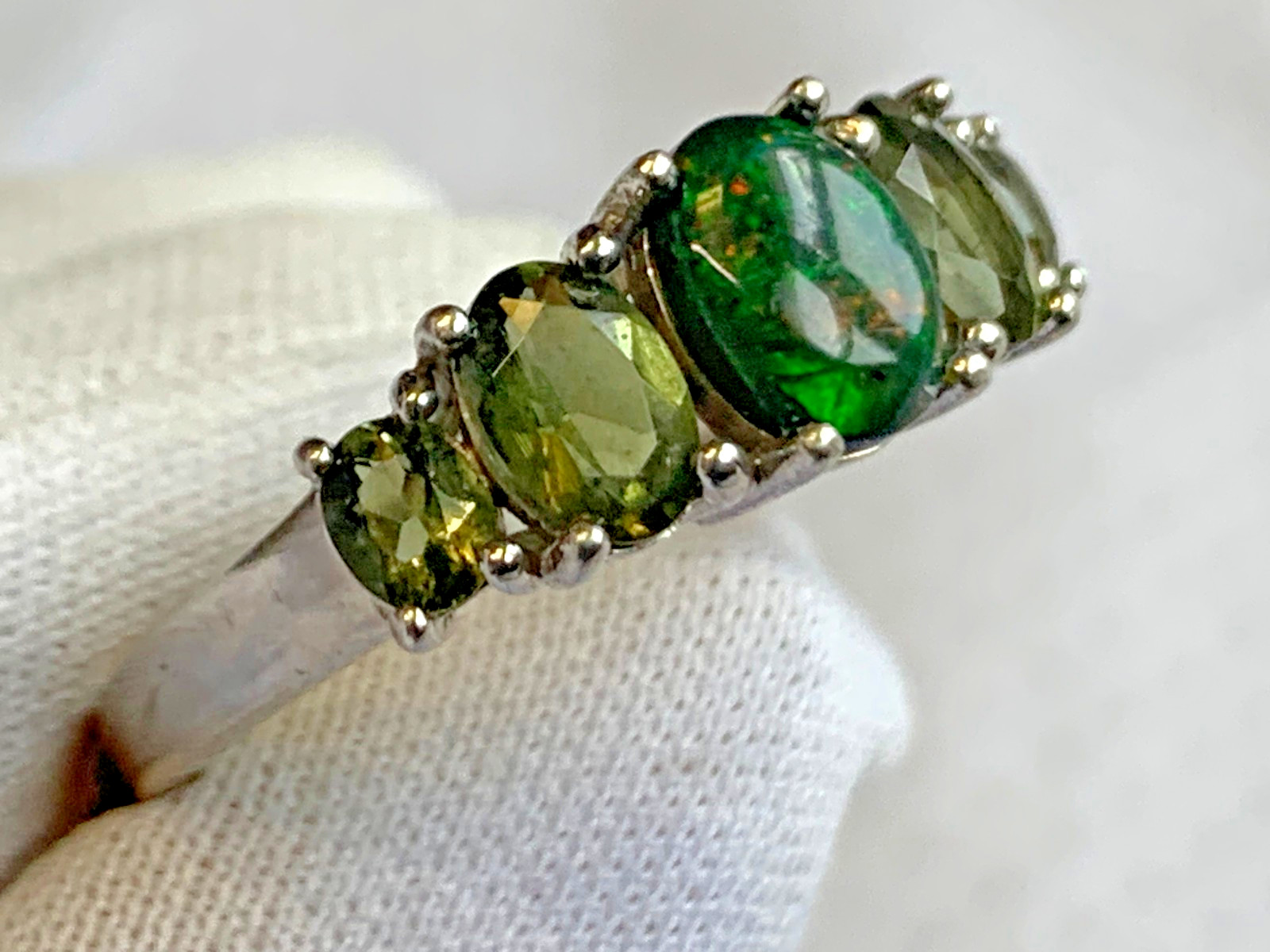 Sterling Silver Ring 3.17g Fine Jewelry Size 8 Band Green Stones BBJ *READ*