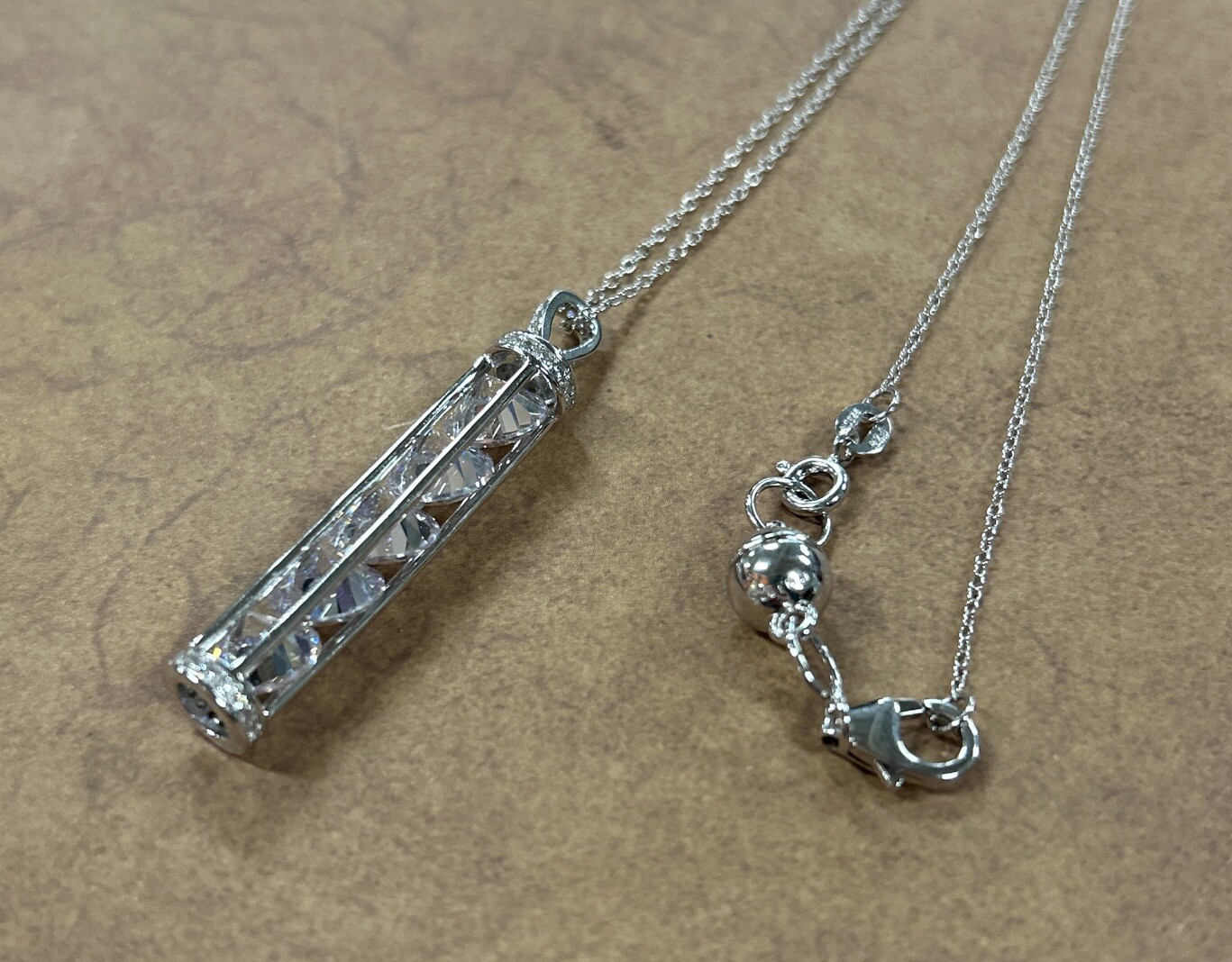 FZN 925 Sterling Silver Necklace Cylinder Of CZ Diamonds And Magnetic Clasp